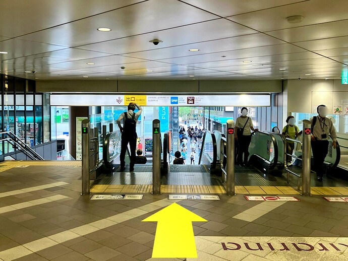 吉祥寺駅公園口エスカレーター前