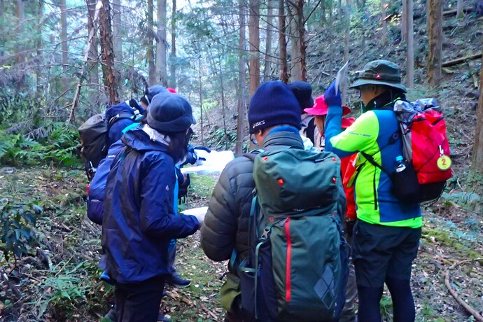 写真：山中で地図を確認する様子