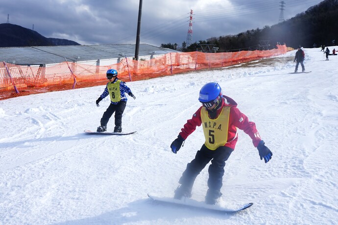 写真:スノーボードを練習する様子