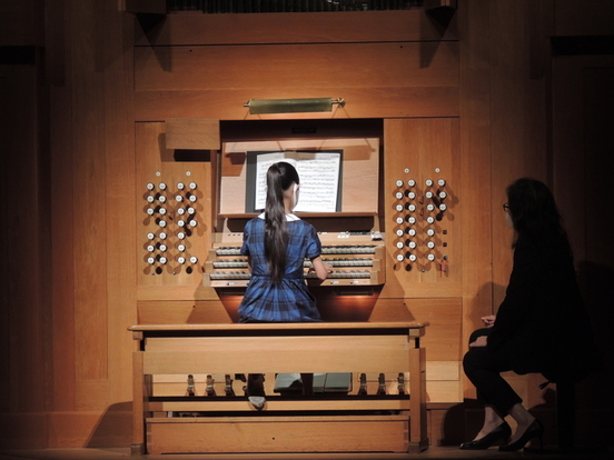 写真:過去のオルガンスクールの様子