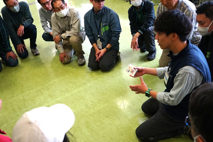 写真:レクリエーションを指導する様子