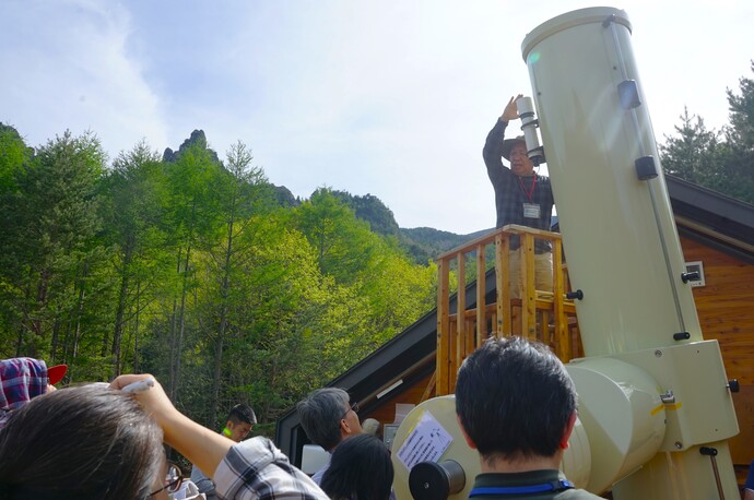 写真:望遠鏡操作講習の様子
