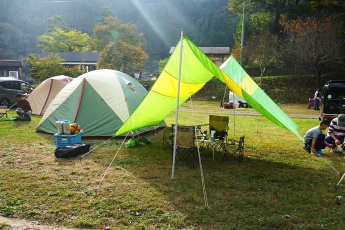 写真：キャンプサイトのテントとタープ