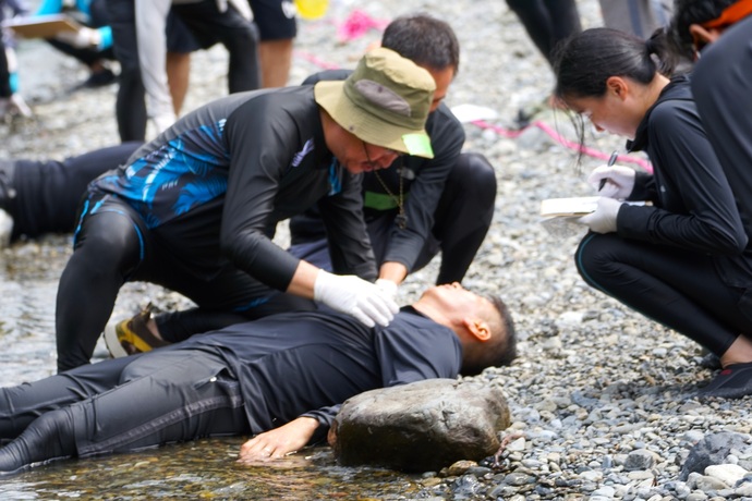 写真：河原での救命処置の様子