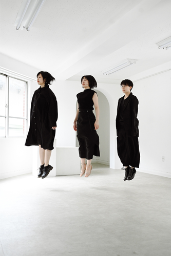 妖精大図鑑プロフィール写真　白い空間で、黒い服を着た3人が垂直に浮かんでいる