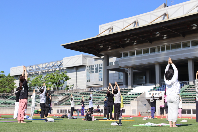 芝生で朝ヨーガ教室参加者募集