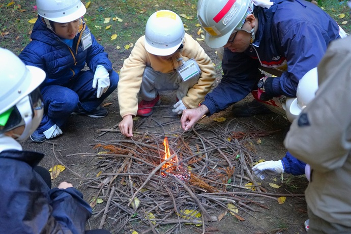 写真：森で焚き火をする子供たち